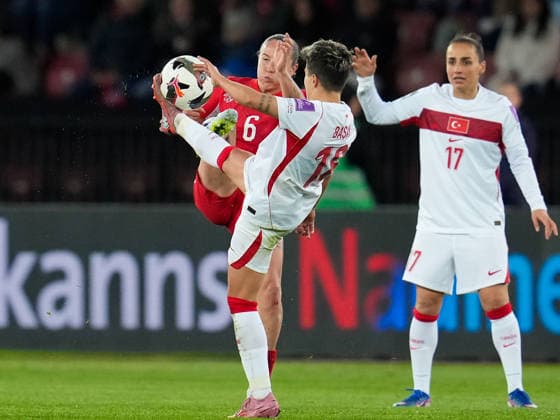 CALCIO - FIFA Mondiali - Women s Qualifiers - Switzerland vs Turkey Geraldine Reuteler 6 (Switzerland) against Busem Seker 19 (Turkiye) during Women s Qualifiers - Switzerland vs Turkey , FIFA World Cup, WM, Weltmeisterschaft, Fussball match in Zurich, Switzerland, April 14 2026 Zurich Switzerland  Copyright: xIPAxSport ABACAx