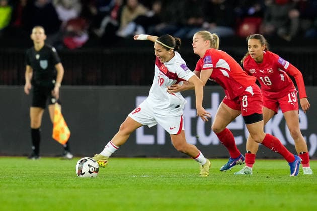CALCIO - FIFA Mondiali - Women s Qualifiers - Switzerland vs Turkey Busem Seker 19 (Turkiye) against Nadine Riesen 8 (Switzerland) as Iman Beney 19 (Switzerland) looks on during Women s Qualifiers - Switzerland vs Turkey , FIFA World Cup, WM, Weltmeisterschaft, Fussball match in Zurich, Switzerland, April 14 2026 Zurich Switzerland  Copyright: xIPAxSport ABACAx
