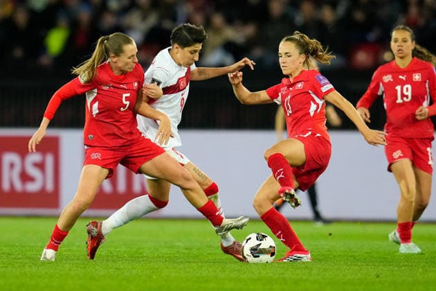 CALCIO - FIFA Mondiali - Women s Qualifiers - Switzerland vs Turkey Noelle Maritz 5 (Switzerland), Kader Hancar 9 (Turkiye), and Lia Waelti 13 (Switzerland) during Women s Qualifiers - Switzerland vs Turkey , FIFA World Cup, WM, Weltmeisterschaft, Fussball match in Zurich, Switzerland, April 14 2026 Zurich Switzerland  Copyright: xIPAxSport ABACAx