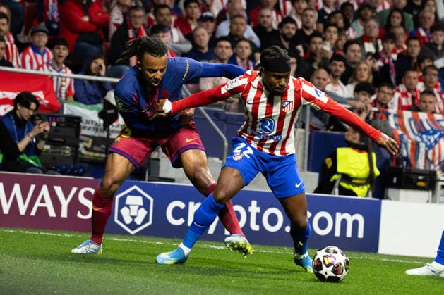 April 14, 2026, Barcelona, Barcelona, Spain: Jules Kounde (L) of FC Barcelona, Barca challenges for the ball with Ademola Lookman (R) of Atletico de Madrid during the UEFA Champions League Quarter Final second leg match between Atletico de Madrid and FC Barcelona at Riyadh Air Metropolitano on April 14, 2026 in Madrid, Spain. Atletico De Madrid Vs FC Barcelona - UEFA Champions League Quarter Final  - ZUMAs316 20260414_znp_s316_030 Copyright: xMartixSeguraxRamonedax