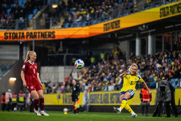 260414 Sofie Bredgaard of Denmark and Amanda NildÃ n of Sweden during the FIFA Women s World Cup Qualifier football match between Sweden and Denmark on April 14, 2026 in Gothenburg. Photo: Mathias Bergeld BILDBYRAN kod MB CS0928 fotboll football soccer fotball vm-kval kval fifa womens world cup qualifier qualifier sverige sweden danmark denmark dam bbeng women kvinner Copyright: MATHIASxBERGELD BB260414MB083