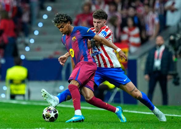 ESP: Atletico de Madrid - FC Barcelona, Barca UEFA Champions League. Quarter-Finals, second leg. Matteo Ruggeri of Atletico de Madrid and Lamine Yamal of FC Barcelona during the UEFA Champions League match, Quarter-Finals, second leg, between Atletico de Madrid and FC Barcelona played at Riyadh Metropolitano Stadium on April 14, 2026 in Madrid. kpng Copyright: xCesarxCebollax xPRESSINPHOTOx PS_260416_BAR_ATM_2526_056
