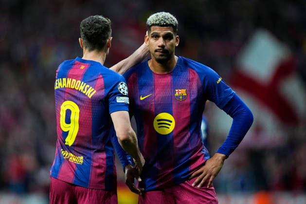 ESP: Atletico de Madrid - FC Barcelona, Barca UEFA Champions League. Quarter-Finals, second leg. Ronald Araujo and Robert Lewandowski of FC Barcelona at full time during the UEFA Champions League match, Quarter-Finals, second leg, between Atletico de Madrid and FC Barcelona played at Riyadh Metropolitano Stadium on April 14, 2026 in Madrid. kpng Copyright: xCesarxCebollax xPRESSINPHOTOx PS_260416_BAR_ATM_2526_106