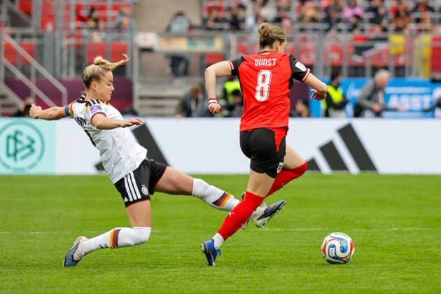 14.04.2026, xgrfx, Fussball WM Qualifikation Frauen , Deutschland - Österreich v.l. Giulia Gwinn (Deutsche Frauennationalmannschaft), Barbara Dunst (Österreich) (DFL DFB REGULATIONS PROHIBIT ANY USE OF PHOTOGRAPHS as IMAGE SEQUENCES and or QUASI-VIDEO) Nürnberg