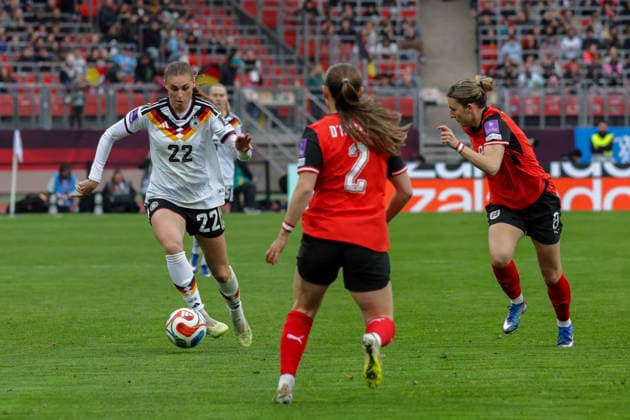 14.04.2026, xgrfx, Fussball WM Qualifikation Frauen , Deutschland - Österreich v.l. Jule Brand (Deutsche Frauennationalmannschaft), Barbara Dunst (Österreich) (DFL DFB REGULATIONS PROHIBIT ANY USE OF PHOTOGRAPHS as IMAGE SEQUENCES and or QUASI-VIDEO) Nürnberg