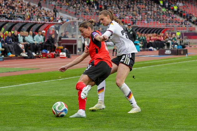 14.04.2026, xgrfx, Fussball WM Qualifikation Frauen , Deutschland - Österreich v.l. Verena Hanshaw (Österreich), Jule Brand (Deutsche Frauennationalmannschaft) (DFL DFB REGULATIONS PROHIBIT ANY USE OF PHOTOGRAPHS as IMAGE SEQUENCES and or QUASI-VIDEO) Nürnberg