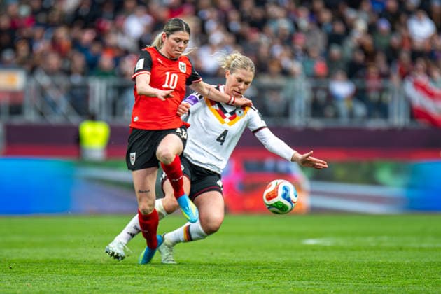 Eileen Campbell (10 Österreich) und Rebecca Knaak (4 Germany) im Zweikampf um den Ball beim Länderspiel zwischen Deutschland - Österreich am 14.04.2026 in Nürnberg. Nürnberg Max-Morlock-Stadion Bayern Deutschland