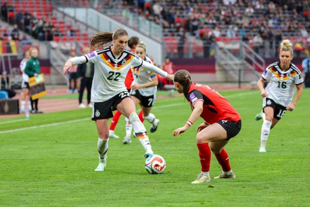 14.04.2026, xgrfx, Fussball WM Qualifikation Frauen , Deutschland - Österreich v.l. Jule Brand (Deutsche Frauennationalmannschaft), Chiara Dangelo (Österreich) (DFL DFB REGULATIONS PROHIBIT ANY USE OF PHOTOGRAPHS as IMAGE SEQUENCES and or QUASI-VIDEO) Nürnberg