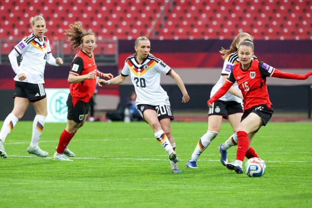 14.04.2026, xgrfx, Fussball WM Qualifikation Frauen , Deutschland - Österreich v.l. Elisa Senß (Deutsche Frauennationalmannschaft), Annabel Schasching (Österreich) (DFL DFB REGULATIONS PROHIBIT ANY USE OF PHOTOGRAPHS as IMAGE SEQUENCES and or QUASI-VIDEO) Nürnberg