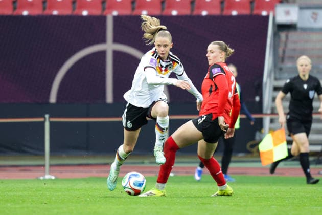 14.04.2026, xgrfx, Fussball WM Qualifikation Frauen , Deutschland - Österreich v.l. Vivien Endemann (Deutsche Frauennationalmannschaft), Sarah Gutmann (Österreich) (DFL DFB REGULATIONS PROHIBIT ANY USE OF PHOTOGRAPHS as IMAGE SEQUENCES and or QUASI-VIDEO) Nürnberg