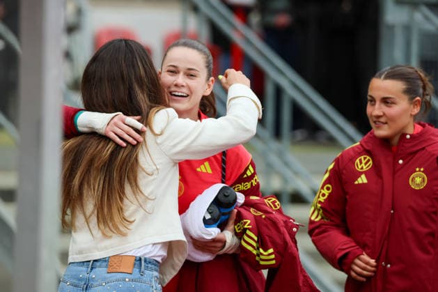 Nürnberg, Deutschland 14. April 2026: WM-Qualifikationsspiel - Deutschland vs. Österreich Im Bild: v.li. Ex-Nationalspielerin Sara Däbritz Saebritz, die vor dem heutigen Länderspiel verabschiedet wird, umarmt Torhüterin Stina Johannes (Deutschland), daneben Carlotta Wamser (Deutschland) Copyright: HMBxMedia MadeleinexFantini