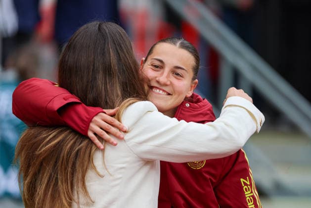 Nürnberg, Deutschland 14. April 2026: WM-Qualifikationsspiel - Deutschland vs. Österreich Im Bild: v.li. Ex-Nationalspielerin Sara Däbritz Saebritz, die vor dem heutigen Länderspiel verabschiedet wird, umarmt Carlotta Wamser (Deutschland) Copyright: HMBxMedia MadeleinexFantini