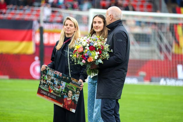 Nürnberg, Deutschland 14. April 2026: WM-Qualifikationsspiel - Deutschland vs. Österreich Im Bild: v.li. die Zweite Ex-Nationalspielerin Sara Däbritz Saebritz bei ihrer Verabschiedung mit DFB Sportdirektorin Nia Künzer Kuenzer (DFB) und DFB-Präsident Bernd Neuendorf (Deutschland) Copyright: HMBxMedia MadeleinexFantini