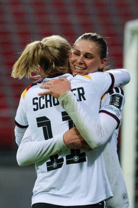 Nürnberg, Deutschland 14. April 2026: WM-Qualifikationsspiel - Deutschland vs. Österreich Im Bild: v.li. Torschützin Lea Schüller Schueller (Deutschland) macht das Tor zum 5:1 für Deutschland und jubelt mit Jule Brand (Deutschland) Copyright: HMBxMedia MadeleinexFantini
