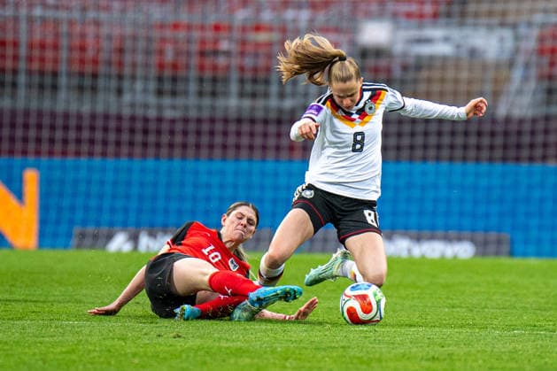 Eileen Campbell (10 Österreich) und Vivien Endemann (8 Germany) im Zweikampf um den Ball beim Länderspiel zwischen Deutschland - Österreich am 14.04.2026 in Nürnberg. Nürnberg Max-Morlock-Stadion Bayern Deutschland