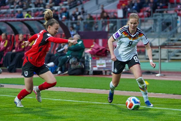 Annabel Schasching (16 Österreich) und Sjoeke Nüsken (9 Germany) in Aktion beim Länderspiel zwischen Deutschland - Österreich am 14.04.2026 in Nürnberg. Nürnberg Max-Morlock-Stadion Bayern Deutschland