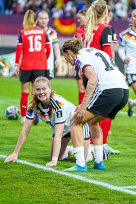 Sjoeke Nüsken (9 Germany) und Larissa Mühlhaus (14 Germany) jubeln über das Tor zum 3-1 beim Länderspiel zwischen Deutschland - Österreich am 14.04.2026 in Nürnberg. Nürnberg Max-Morlock-Stadion Bayern Deutschland