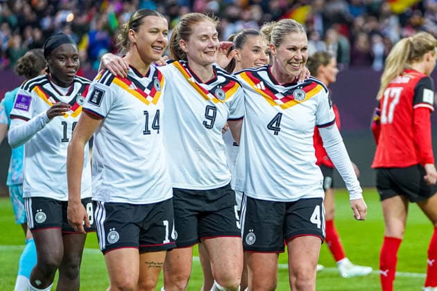 Larissa Mühlhaus (14 Germany) , Sjoeke Nüsken (9 Germany) und Rebecca Knaak (4 Germany) jubeln über das Tor zum 3-1 beim Länderspiel zwischen Deutschland - Österreich am 14.04.2026 in Nürnberg. Nürnberg Max-Morlock-Stadion Bayern Deutschland