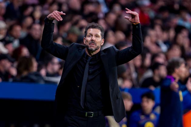 Atletico de Madrid v FC Barcelona, Barca - UEFA Champions League 2025 26 Quarter-Final Second Leg MADRID, SPAIN - APRIL 14: Diego Pablo Simeone, head coach of Atletico de Madrid, greets the fans during the UEFA Champions League 2025 26 Quarter-Final Second Leg match between Atletico de Madrid and FC Barcelona at Estadio Riyadh Air Metropolitano on April 14, 2026 in Madrid, Spain. Madrid Estadio Riyadh Air Metropolitano Madrid Spain Copyright: xAlbertoxGardinx AGardin_20260414_Foot_Champ_Atl_Mad_Bar_117