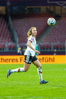 Sjoeke Nüsken (9 Germany) in Aktion beim Länderspiel zwischen Deutschland - Österreich am 14.04.2026 in Nürnberg. Nürnberg Max-Morlock-Stadion Bayern Deutschland