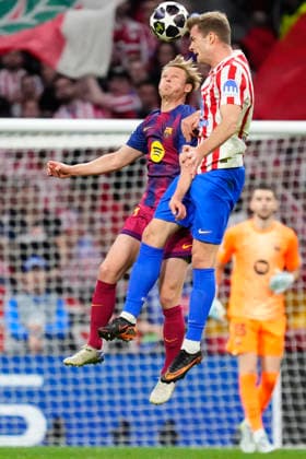 Atletico de Madrid v FC Barcelona, Barca - UEFA Champions League 2025 26 Quarter-Final Second Leg Alexander Sorloth centre-forward of Atletico de Madrid and Norway and Frenkie de Jong central midfield of Barcelona and Netherlands compete for the ball during the UEFA Champions League 2025 26 Quarter-Final Second Leg match between Club AtlÃ tico de Madrid and FC Barcelona at Estadio Riyadh Air Metropolitano on April 14, 2026 in Madrid, Spain. Madrid Spain  Copyright: xJosexBretonx originalFilename:bretonhernandez-atletico260414_npPCP.jpg