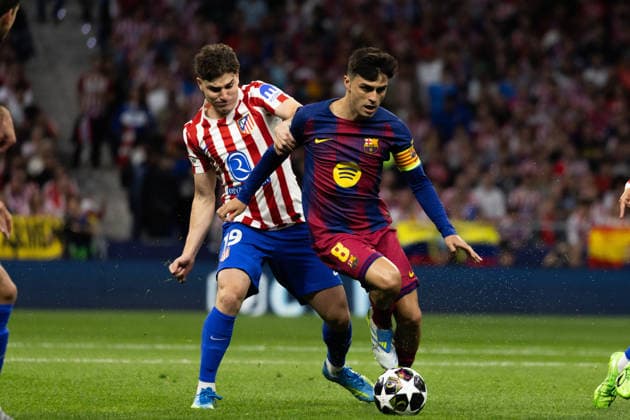 April 14, 2026, Barcelona, Barcelona, Spain: Julian Alvarez (L) of Atletico de Madrid challenges for the ball with Pedri (R) of FC Barcelona, Barca during the UEFA Champions League Quarter Final second leg match between Atletico de Madrid and FC Barcelona at Riyadh Air Metropolitano on April 14, 2026 in Madrid, Spain. Barcelona Spain - ZUMAs316 20260414_znp_s316_005 Copyright: xMartixSeguraxRamonedax