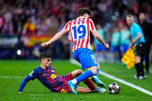 April 14, 2026, Madrid, Madrid, Spain: Pedri of FC Barcelona, Barca and Julian Alvarez of Atletico de Madrid in action during the UEFA Champions League 2025 26 Quarter-Final Second Leg match between Atletico de Madrid and FC Barcelona at Riyadh Air Metropolitano on April 14, 2026, in Madrid, Spain. Madrid Spain - ZUMAa181 20260414_zaa_a181_350 Copyright: xOscarxJ.xBarrosox