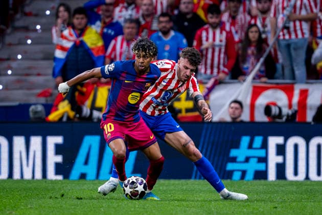 Atletico de Madrid v FC Barcelona, Barca - UEFA Champions League 2025 26 Quarter-Final Second Leg MADRID, SPAIN - APRIL 14: Lamine Yamal of FC Barcelona (L) is in action with the ball defended by Matteo Ruggeri of Atletico de Madrid (R) during the UEFA Champions League 2025 26 Quarter-Final Second Leg match between Atletico de Madrid and FC Barcelona at Estadio Riyadh Air Metropolitano on April 14, 2026 in Madrid, Spain. (Photo by Alberto Gardin Eurasia Images Getty Images) Madrid Estadio Riyadh Air Metropolitano Spain Copyright: xEurasiaxSportxImagesx AGardin_20260414_Foot_Champ_Atl_Mad_Bar_183
