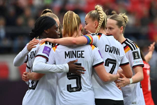 kollektiver Torjubel um Nicole ANYOMI (GER) mit Janina MINGE (GER) Giulia GWINN (GER), Jubel,Freude,Begeisterung, Aktion, Fussball WM Qualifikation Frauen Deutschland - Oesterreich 5-1 am 14.04.2026 Max-Morlock-Stadion Nuernberg. Â