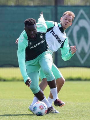 Victor Boniface (Werder Bremen) und Senne Lynen (Werder Bremen) kaempfen um den Ball, Bundesliga, Training Werder Bremen, Trainingsplatz am Weserstadion am 15. April 2026 in Bremen, Deutschland. (Foto von Marco Steinbrenner DeFodi Images) Victor Boniface (Werder Bremen) und Senne Lynen (Werder Bremen) battle for the ball, Bundesliga, Training Werder Bremen, Trainingsplatz am Weserstadion, April 15, 2026 in Bremen, Germany. (Photo by Marco Steinbrenner DeFodi Images) DFB DFL REGULATIONS PROHIBIT ANY USE OF PHOTOGRAPHS AS IMAGE SEQUENCES AND OR QUASI-VIDEO. - *** Victor Boniface Werder Bremen and Senne Lynen Werder Bremen battle for the ball, Bundesliga, Training Werder Bremen, Trainingsplatz am Weserstadion, April 15, 2026 in Bremen, Germany Photo by Marco Steinbrenner DeFodi Images Victor Boniface Werder Bremen and Senne Lynen Werder Bremen battle for the ball, Bundesliga, Training Werder Bremen, Training ground at Weserstadion, April 15, 2026 in Bremen, Germany Photo by Marco Steinbrenner DeFodi Images DFB DFL REGULATIONS PROHIBIT ANY USE OF PHOTOGRAPHS AS IMAGE SEQUENCES AND OR QUASI VIDEO