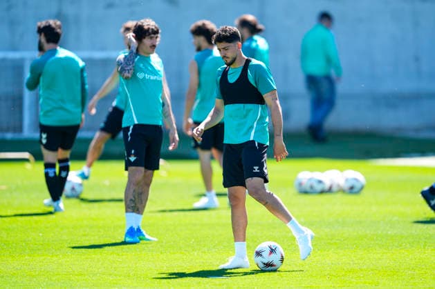 April 15, 2026, Sevilla, Sevilla, Spain: Pablo Fornals of Real Betis looks on during training session - UEFA Europa League 2025 26 Quarter-Final Second Leg at Luis del Sol City on April 15, 2026, in Sevilla, Spain. Real Betis Training Session - UEFA Europa League 2025 26 Quarter-Final Second Leg  - ZUMAa181 20260415_zaa_a181_006 Copyright: xJoaquoÂ­NxCorcherox