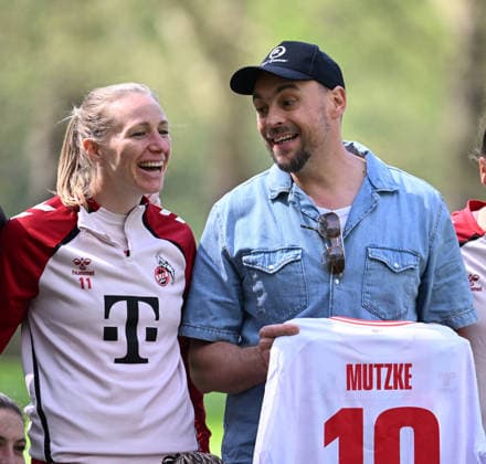 15.04.2026, xophax, Fussball , Frauen Bundesliga Google Pixel Frauen - Bundesliga 25 26. Max Mutzke , rechts zu Besuch bei den Frauen des 1.FC Köln . Links Pauline Bremer. (DFL DFB REGULATIONS PROHIBIT ANY USE OF PHOTOGRAPHS as IMAGE SEQUENCES and or QUASI-VIDEO) Koeln