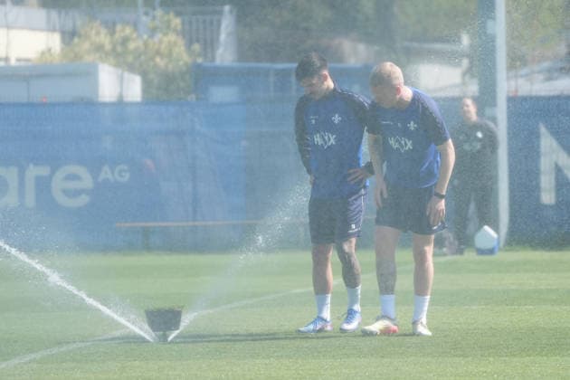 Kai Klefisch (SV Darmstadt 98, l) und Raoul Petretta (SV Darmstadt 98) ist es warm und sie holen sich eine Erfrischung am Rasensprenger beim Training - 15.04.2026 2. Bundesliga, Saison 25 26: SV Darmstadt 98 Training, Stadion am Boellenfalltor, emonline, emspor,
