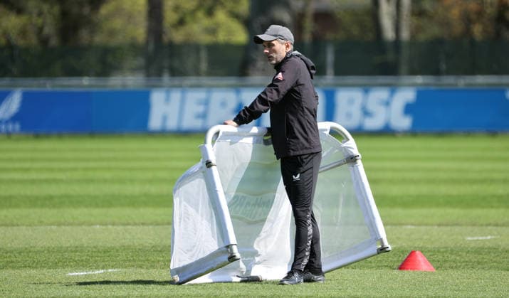 Trainer Stefan Leitl trägt ein Übungstor Fußball Fussball Saison 2025 2026 2. Bundesliga Herren DFL 15.04.2026 Training Hertha BSC Berlin DFL regulations prohibit any use of photographs as image sequences and or quasi-video.
