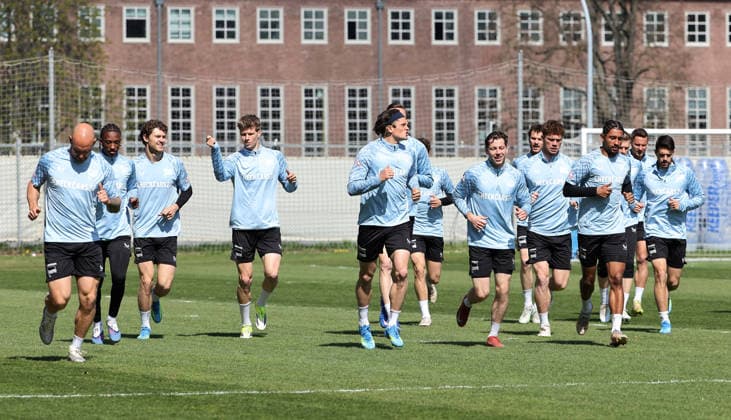 Hertha Mannschaft beim Warmlaufen Fußball Fussball Saison 2025 2026 2. Bundesliga Herren DFL 15.04.2026 Training Hertha BSC Berlin DFL regulations prohibit any use of photographs as image sequences and or quasi-video.