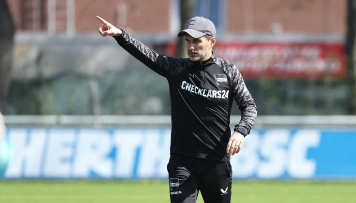 Trainer Stefan Leitl zeigend, gestikulierend Aktion Oberkörper Fußball Fussball Saison 2025 2026 2. Bundesliga Herren DFL 15.04.2026 Training Hertha BSC Berlin DFL regulations prohibit any use of photographs as image sequences and or quasi-video.