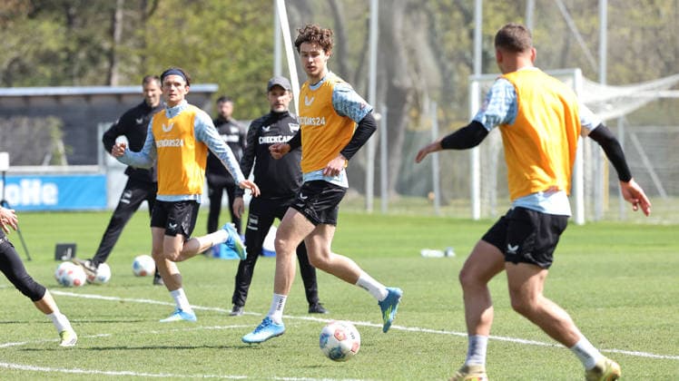 Fabian Reese, Linus Gechter am Ball Fußball Fussball Saison 2025 2026 2. Bundesliga Herren DFL 15.04.2026 Training Hertha BSC Berlin DFL regulations prohibit any use of photographs as image sequences and or quasi-video.