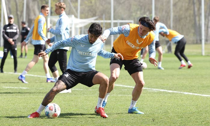 Kevin Sessa im Zweikampf mit Fabian Reese Aktion Spielszene Fußball Fussball Saison 2025 2026 2. Bundesliga Herren DFL 15.04.2026 Training Hertha BSC Berlin DFL regulations prohibit any use of photographs as image sequences and or quasi-video.