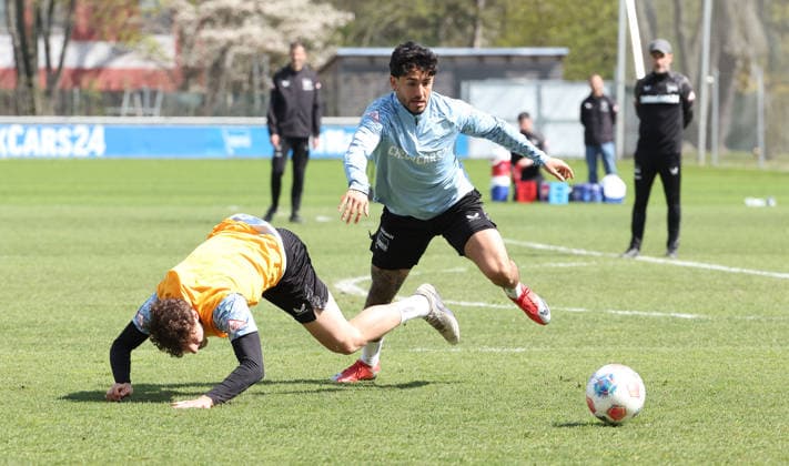Maurice Krattenmacher, Kevin Sessa am Ball Zweikampf Spielszene Aktion Fußball Fussball Saison 2025 2026 2. Bundesliga Herren DFL 15.04.2026 Training Hertha BSC Berlin DFL regulations prohibit any use of photographs as image sequences and or quasi-video.