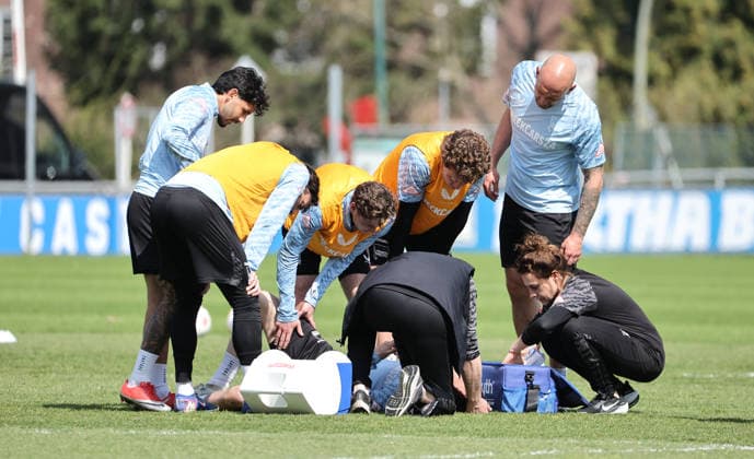 Pascal Klemens liegt verletzt angeschlagen am Boden Fußball Fussball Saison 2025 2026 2. Bundesliga Herren DFL 15.04.2026 Training Hertha BSC Berlin DFL regulations prohibit any use of photographs as image sequences and or quasi-video.