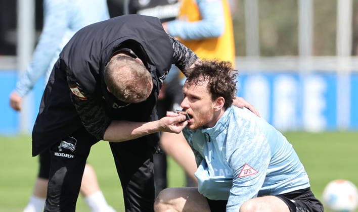 Pascal Klemens bekommt Kühlung an der Kauleiste Fußball Fussball Saison 2025 2026 2. Bundesliga Herren DFL 15.04.2026 Training Hertha BSC Berlin DFL regulations prohibit any use of photographs as image sequences and or quasi-video.