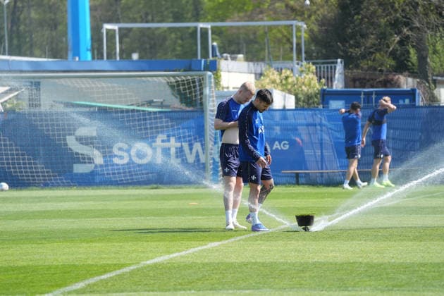 Kai Klefisch (SV Darmstadt 98, l) und Raoul Petretta (SV Darmstadt 98) ist es warm und sie holen sich eine Erfrischung am Rasensprenger beim Training - 15.04.2026 2. Bundesliga, Saison 25 26: SV Darmstadt 98 Training, Stadion am Boellenfalltor, emonline, emspor,