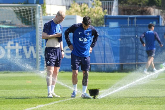 Kai Klefisch (SV Darmstadt 98, l) und Raoul Petretta (SV Darmstadt 98) ist es warm und sie holen sich eine Erfrischung am Rasensprenger beim Training - 15.04.2026 2. Bundesliga, Saison 25 26: SV Darmstadt 98 Training, Stadion am Boellenfalltor, emonline, emspor, *** Kai Klefisch SV Darmstadt 98, l and Raoul Petretta SV Darmstadt 98 it is warm and they get a refreshment at the sprinkler during training 15 04 2026 2 Bundesliga, season 25 26 SV Darmstadt 98 training, Stadion am Boellenfalltor, emonline, emspor,