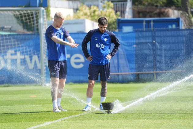 Kai Klefisch (SV Darmstadt 98, l) und Raoul Petretta (SV Darmstadt 98) ist es warm und sie holen sich eine Erfrischung am Rasensprenger beim Training - 15.04.2026 2. Bundesliga, Saison 25 26: SV Darmstadt 98 Training, Stadion am Boellenfalltor, emonline, emspor,