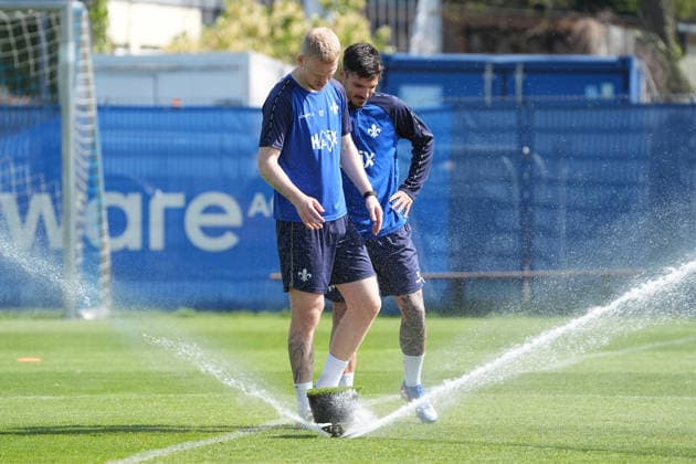 Kai Klefisch (SV Darmstadt 98, l) und Raoul Petretta (SV Darmstadt 98) ist es warm und sie holen sich eine Erfrischung am Rasensprenger beim Training - 15.04.2026 2. Bundesliga, Saison 25 26: SV Darmstadt 98 Training, Stadion am Boellenfalltor, emonline, emspor,