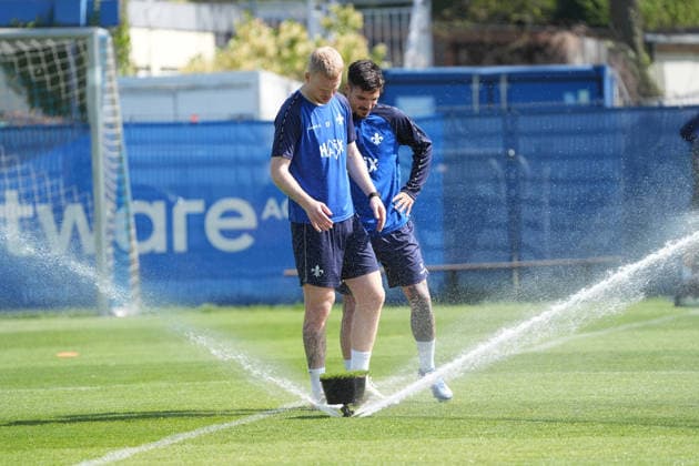 Kai Klefisch (SV Darmstadt 98, l) und Raoul Petretta (SV Darmstadt 98) ist es warm und sie holen sich eine Erfrischung am Rasensprenger beim Training - 15.04.2026 2. Bundesliga, Saison 25 26: SV Darmstadt 98 Training, Stadion am Boellenfalltor, emonline, emspor,