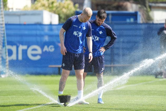 Kai Klefisch (SV Darmstadt 98, l) und Raoul Petretta (SV Darmstadt 98) ist es warm und sie holen sich eine Erfrischung am Rasensprenger beim Training - 15.04.2026 2. Bundesliga, Saison 25 26: SV Darmstadt 98 Training, Stadion am Boellenfalltor, emonline, emspor,