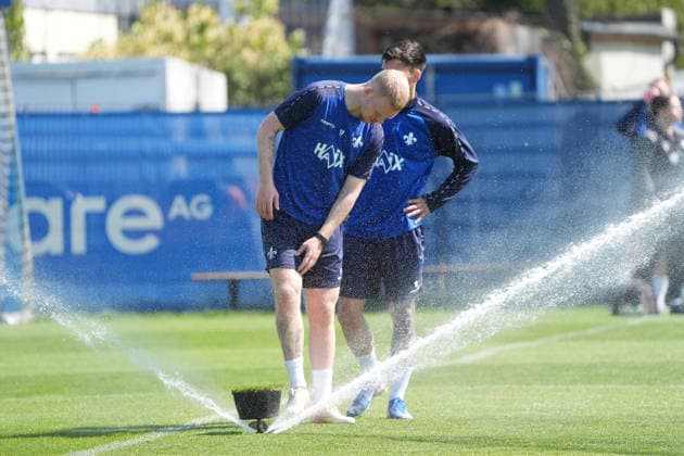 Kai Klefisch (SV Darmstadt 98, l) und Raoul Petretta (SV Darmstadt 98) ist es warm und sie holen sich eine Erfrischung am Rasensprenger beim Training - 15.04.2026 2. Bundesliga, Saison 25 26: SV Darmstadt 98 Training, Stadion am Boellenfalltor, emonline, emspor,