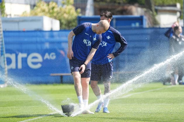 Kai Klefisch (SV Darmstadt 98, l) und Raoul Petretta (SV Darmstadt 98) ist es warm und sie holen sich eine Erfrischung am Rasensprenger beim Training - 15.04.2026 2. Bundesliga, Saison 25 26: SV Darmstadt 98 Training, Stadion am Boellenfalltor, emonline, emspor,