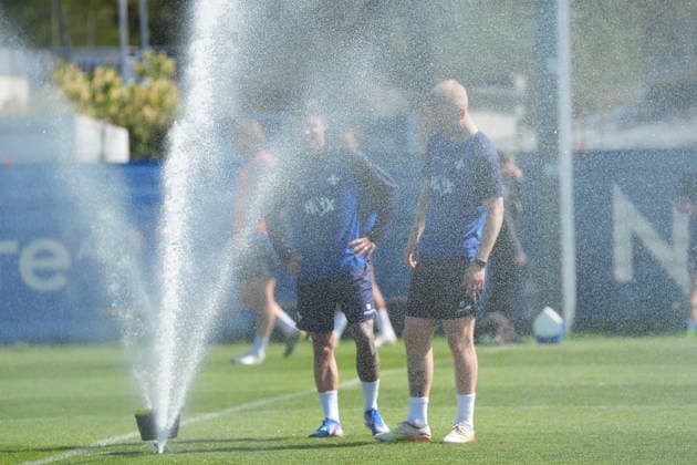 Kai Klefisch (SV Darmstadt 98, r) und Raoul Petretta (SV Darmstadt 98) ist es warm und sie holen sich eine Erfrischung am Rasensprenger beim Training - 15.04.2026 2. Bundesliga, Saison 25 26: SV Darmstadt 98 Training, Stadion am Boellenfalltor, emonline, emspor,